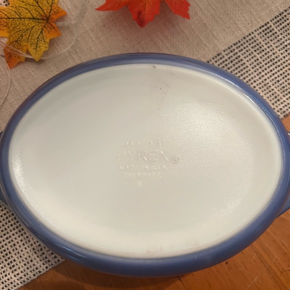 Pyrex Midnight Bloom 1.5 qt casserole dish with lid! - Picture 3 of 5